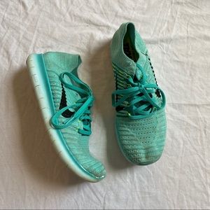 Nike flyknit tennis shoes